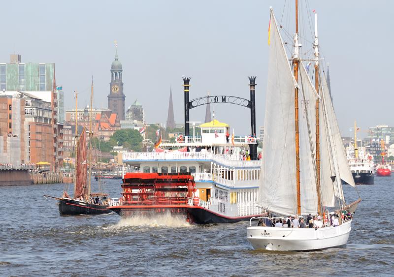 4400_3165 Hafenrundfahrt zum Hafengeburtstag - Blick auf die vorbeifahrenden Schiffe. | Hafengeburtstag Hamburg - groesstes Hafenfest der Welt